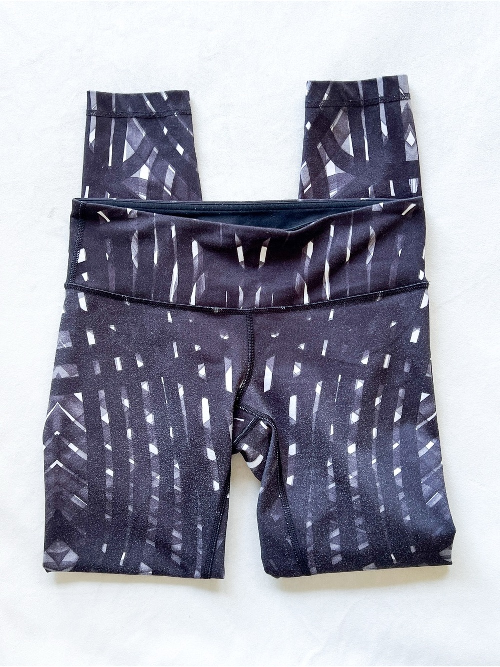 lululemon athletica Black and White Abstract Print Leggings - Size 6